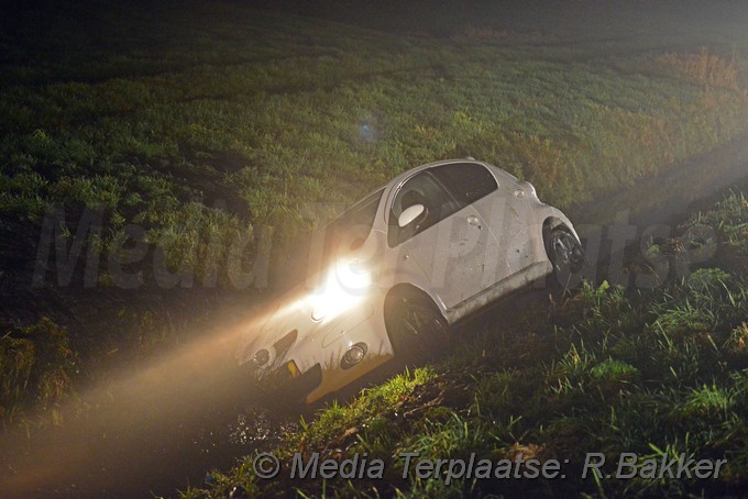 MediaTerplaatse auto te water N206 zoeterwoude 01122017 Image00003