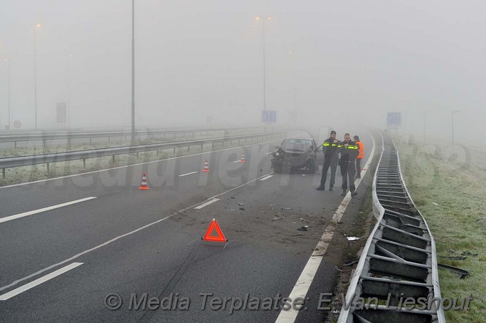 MediaTerplaatse auto in vangrail lijnden 02122017 Image00001