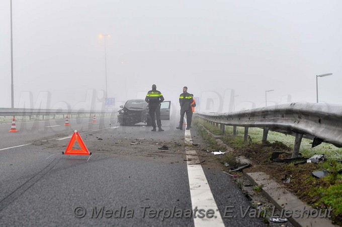 MediaTerplaatse auto in vangrail lijnden 02122017 Image00002