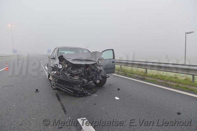 MediaTerplaatse auto in vangrail lijnden 02122017 Image00003