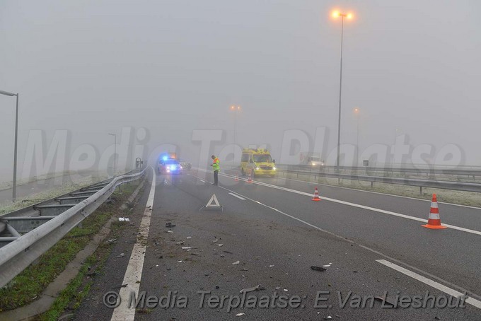 MediaTerplaatse auto in vangrail lijnden 02122017 Image00004