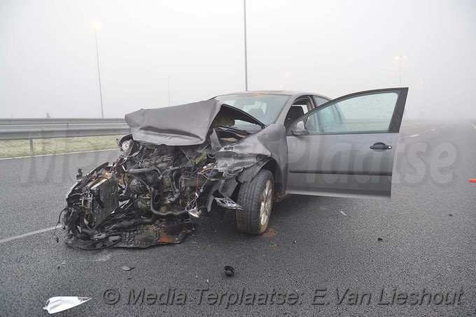MediaTerplaatse auto in vangrail lijnden 02122017 Image00005