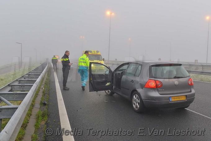 MediaTerplaatse auto in vangrail lijnden 02122017 Image00006