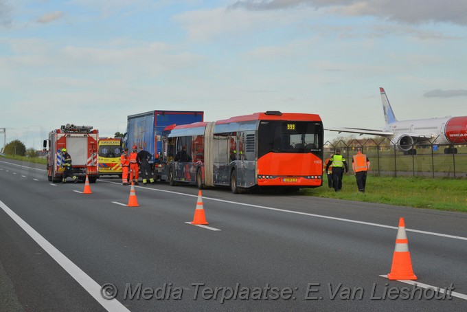 Mediaterplaatse streek bus tegen vrachtwagen A5 hoofddorp 06112019 Image00002