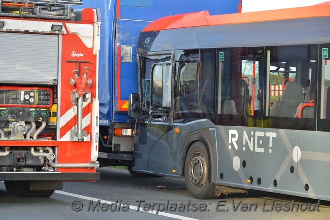 Mediaterplaatse streek bus tegen vrachtwagen A5 hoofddorp 06112019 Image00006