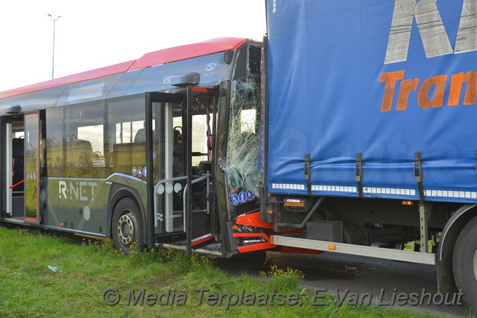 Mediaterplaatse streek bus tegen vrachtwagen A5 hoofddorp 06112019 Image00008