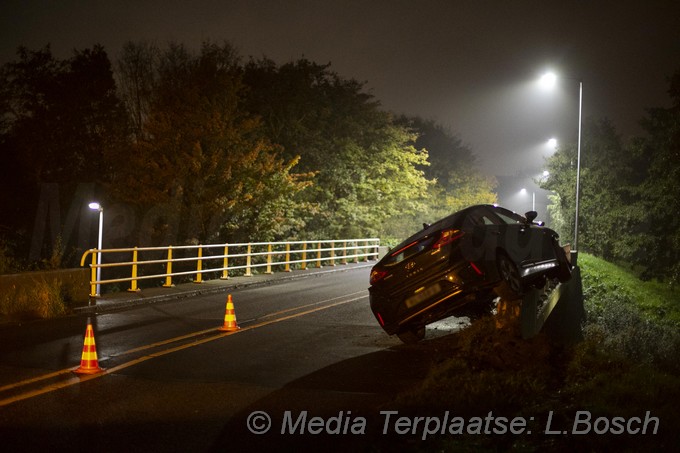 Mediaterplaatse taxi tegen brug hoofddorp 09112019 Image00003