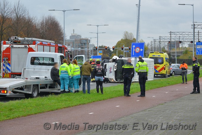 Mediaterplaatse busje op zijn kant loopt goed af hoofddorp 11112019 Image00001