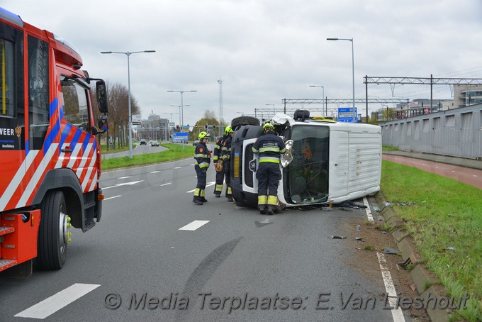 Mediaterplaatse busje op zijn kant loopt goed af hoofddorp 11112019 Image00002