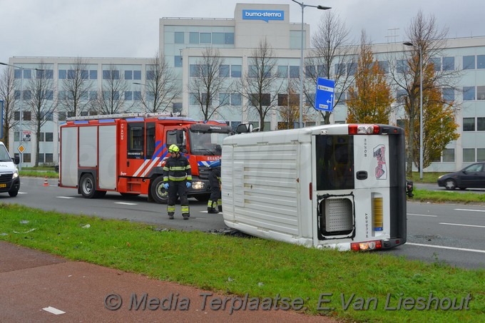 Mediaterplaatse busje op zijn kant loopt goed af hoofddorp 11112019 Image00003