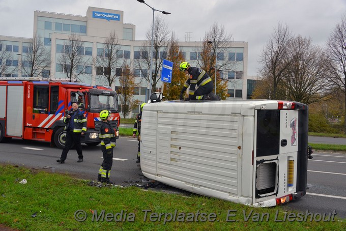 Mediaterplaatse busje op zijn kant loopt goed af hoofddorp 11112019 Image00004