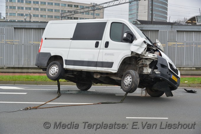 Mediaterplaatse busje op zijn kant loopt goed af hoofddorp 11112019 Image00005