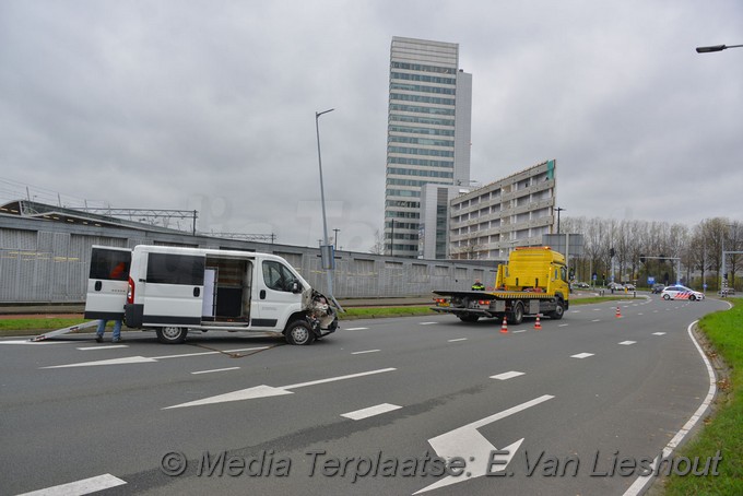 Mediaterplaatse busje op zijn kant loopt goed af hoofddorp 11112019 Image00006