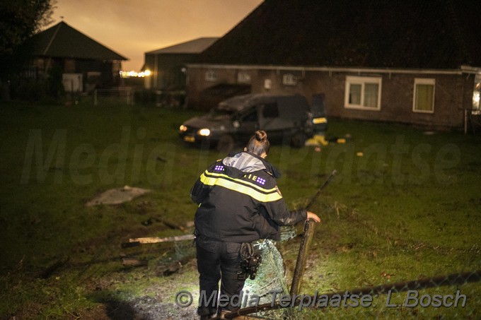 Mediaterplaatse man met auto in weiland n520 lijnden 12112019 Image00002