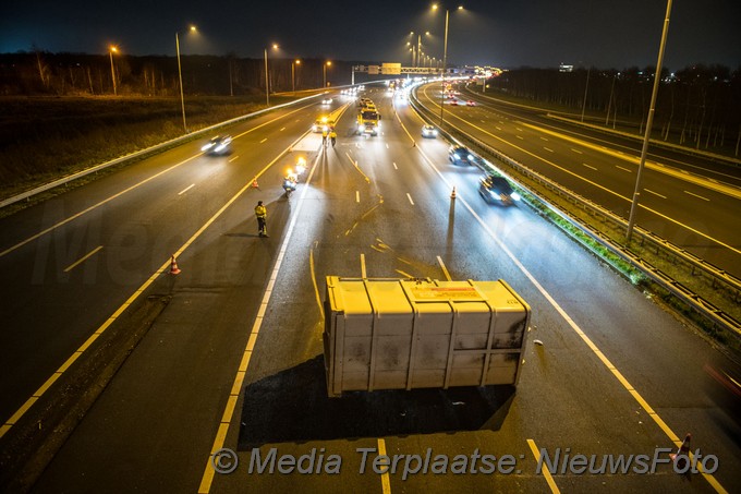 Mediaterplaatse vrachtwagen verliest container op a9 16122020 Image00001