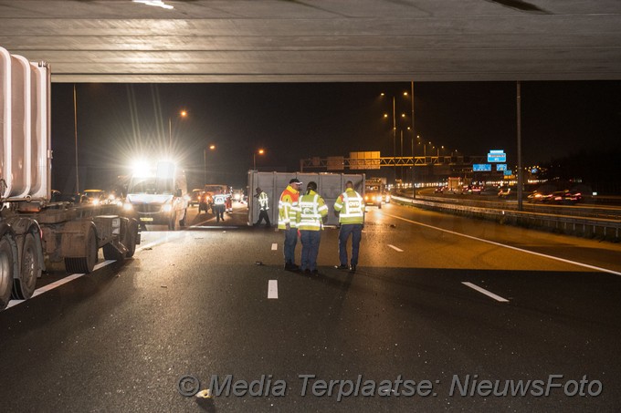 Mediaterplaatse vrachtwagen verliest container op a9 16122020 Image00002