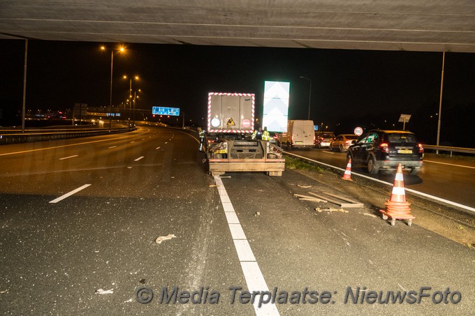 Mediaterplaatse vrachtwagen verliest container op a9 16122020 Image00003