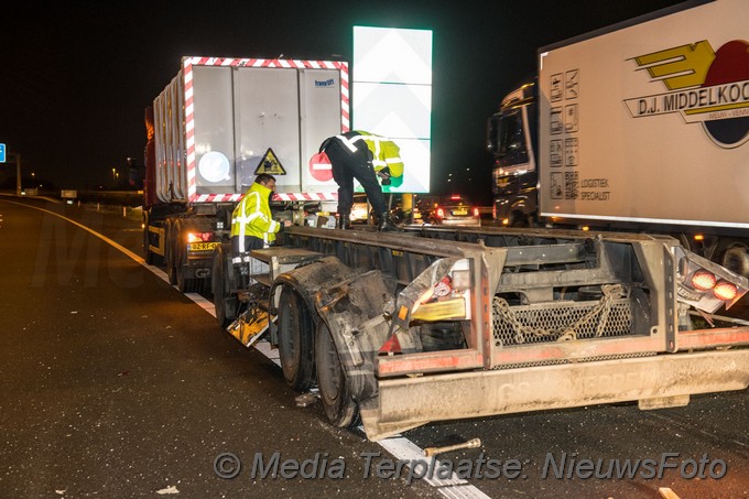 Mediaterplaatse vrachtwagen verliest container op a9 16122020 Image00004