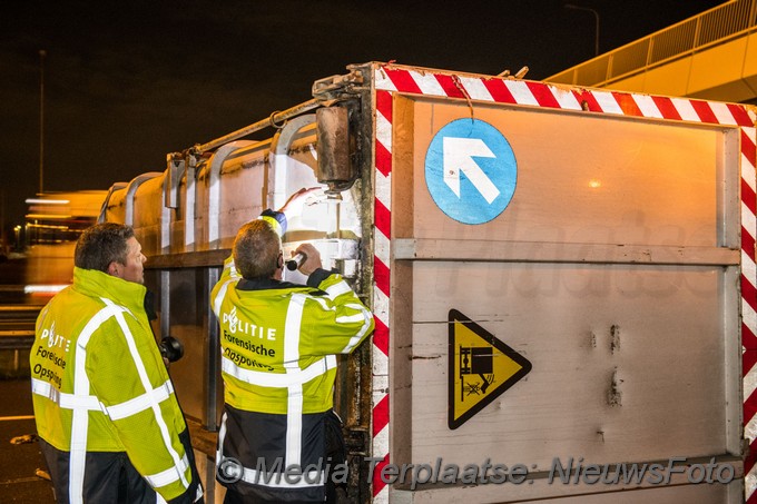 Mediaterplaatse vrachtwagen verliest container op a9 16122020 Image00005