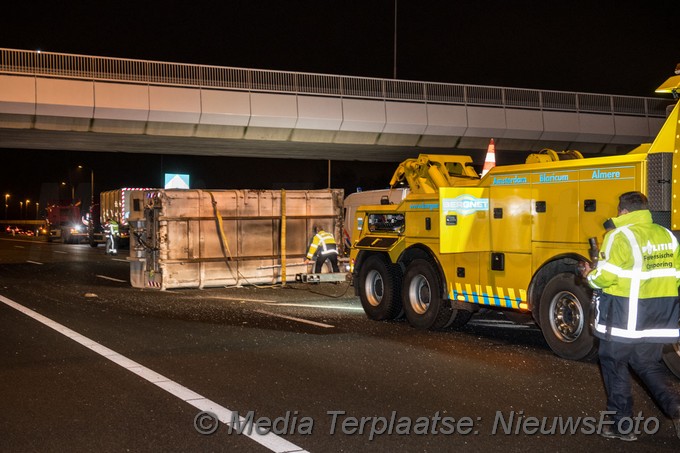 Mediaterplaatse vrachtwagen verliest container op a9 16122020 Image00006