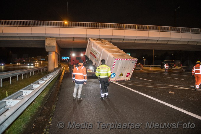 Mediaterplaatse vrachtwagen verliest container op a9 16122020 Image00007