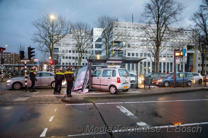 Mediaterplaatse auto rijd door bus hokje haarlem 20122020 Image00002