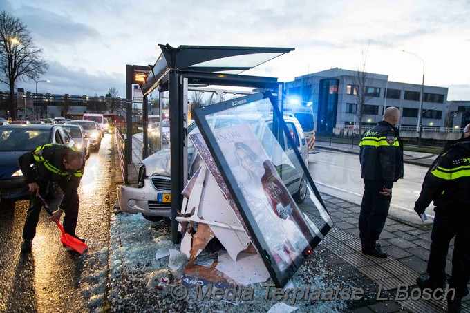 Mediaterplaatse auto rijd door bus hokje haarlem 20122020 Image00003