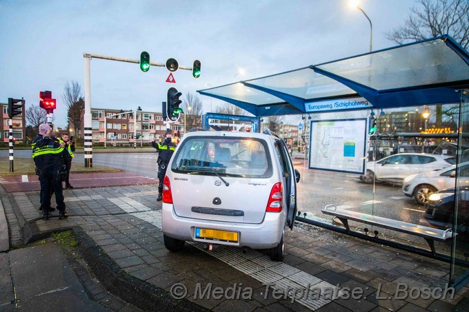 Mediaterplaatse auto rijd door bus hokje haarlem 20122020 Image00004