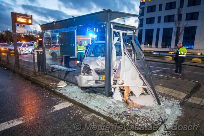 Mediaterplaatse auto rijd door bus hokje haarlem 20122020 Image00010