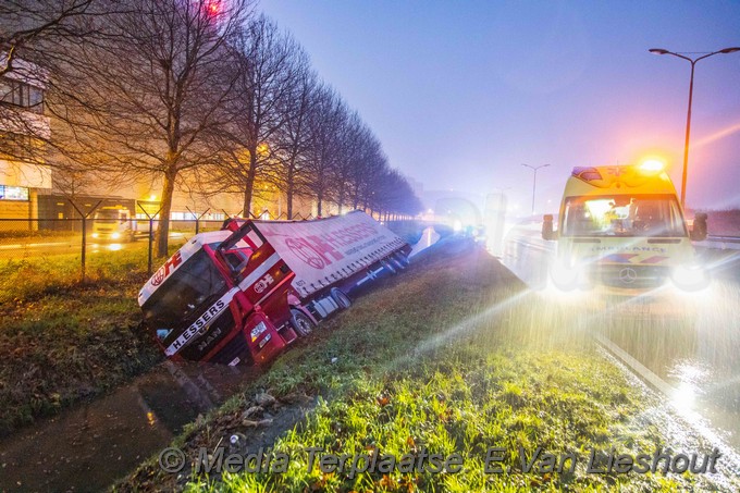 Mediaterplaatse vrachtwagen met kerstkaarten in water aalsmeer 23122020 Image00001