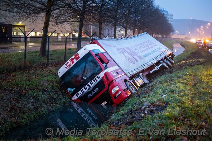 Mediaterplaatse vrachtwagen met kerstkaarten in water aalsmeer 23122020 Image00004
