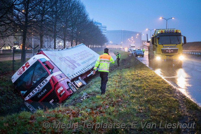 Mediaterplaatse vrachtwagen met kerstkaarten in water aalsmeer 23122020 Image00005