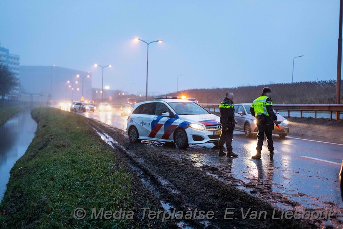 Mediaterplaatse vrachtwagen met kerstkaarten in water aalsmeer 23122020 Image00007