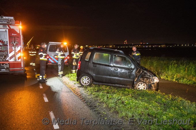 Mediaterplaatse auto klapt op bomen hoofddorp 25122020 Image00002