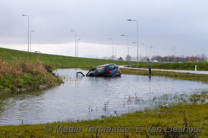 Mediaterplaatse auto mist bocht Rozenburg 30122020 Image00001