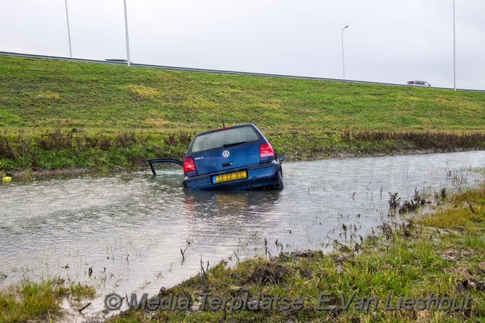 Mediaterplaatse auto mist bocht Rozenburg 30122020 Image00002