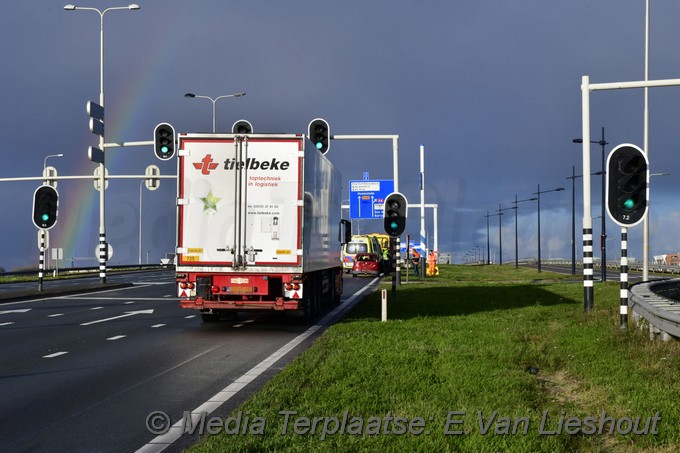 Mediaterplaatse vrachtwagen klapt op auto n201 30122020 Image00001