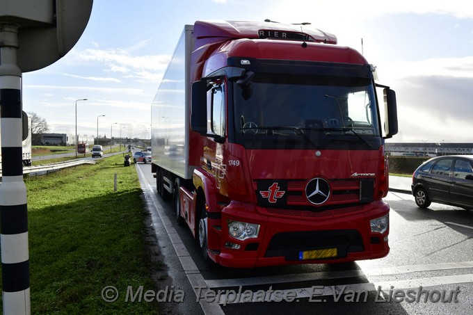 Mediaterplaatse vrachtwagen klapt op auto n201 30122020 Image00002