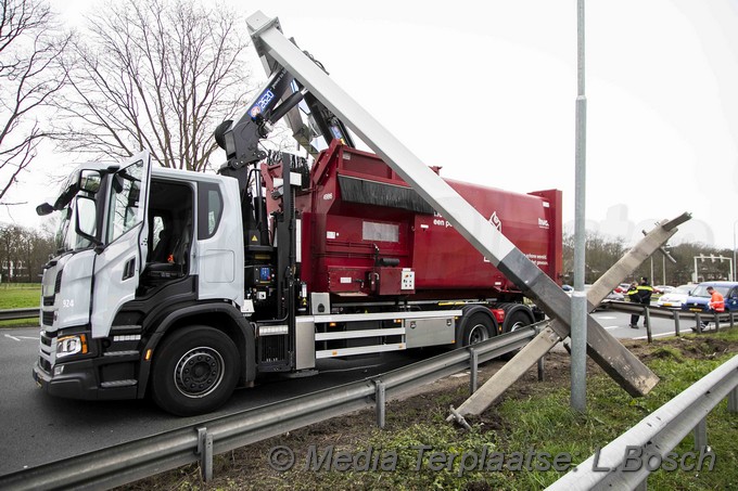 Mediaterplaatse ongeval vrachtwagen ramt constructie 21022020 Image00009