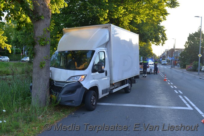 Mediaterplaatse auto tegen boom hoofddorp 3172020 ldn 0001Image00002