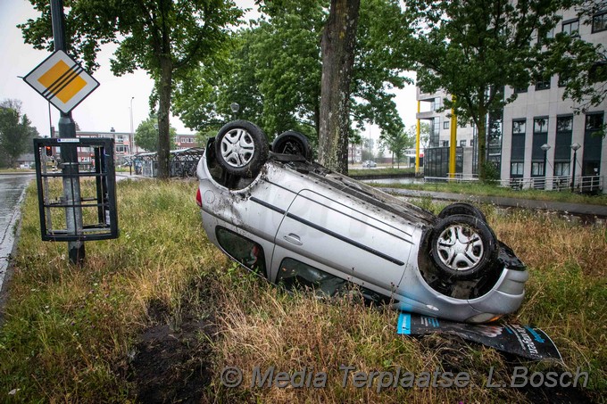 Mediaterplaatse auto op kop haarlem 06062020 Image00004