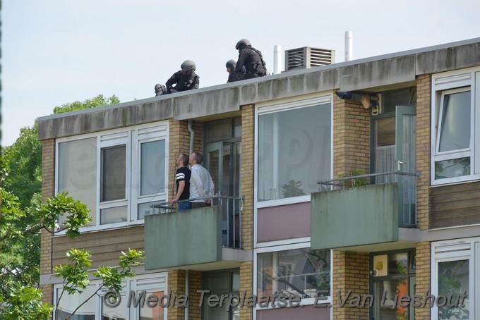 Mediaterplaatse twee mannen van balkon gehaald at amstelveen 12062020 Image00005