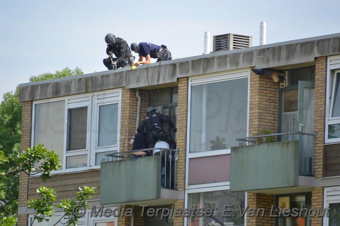Mediaterplaatse twee mannen van balkon gehaald at amstelveen 12062020 Image00006