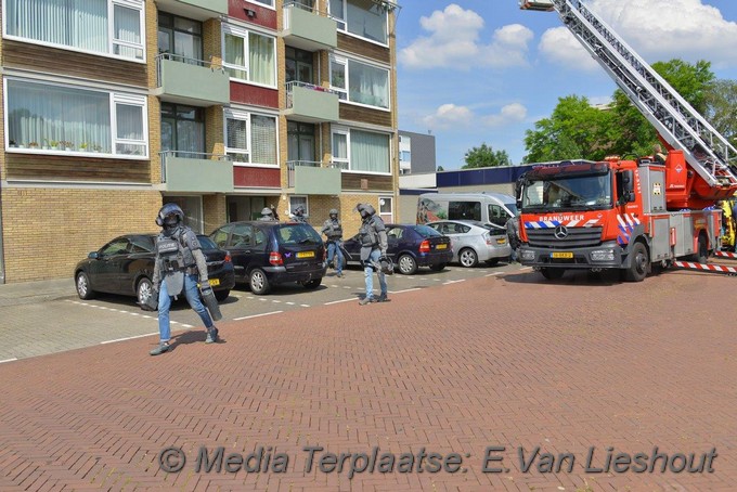 Mediaterplaatse twee mannen van balkon gehaald at amstelveen 12062020 Image00024