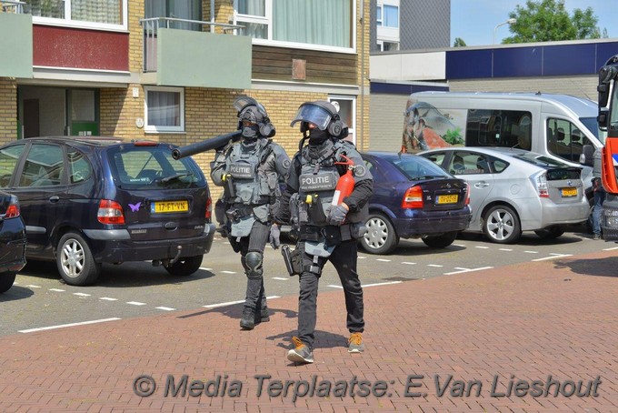 Mediaterplaatse twee mannen van balkon gehaald at amstelveen 12062020 Image00025