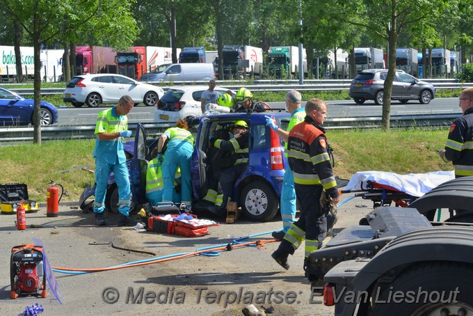 Mediaterplaatse auto mobilist zwaargewond langs a4 shell parkeer terrein Hdp 26052020 Image00004