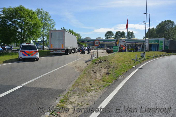 Mediaterplaatse auto mobilist zwaargewond langs a4 shell parkeer terrein Hdp 26052020 Image00012