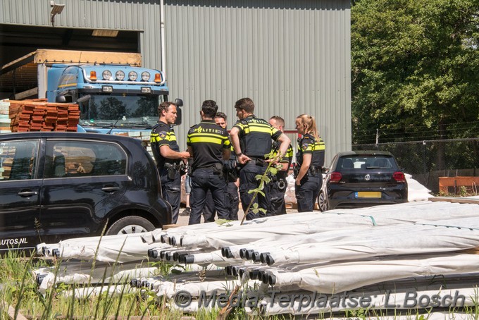 Mediaterplaatse politie door zoekt loods Hdp 26052020 Image00002