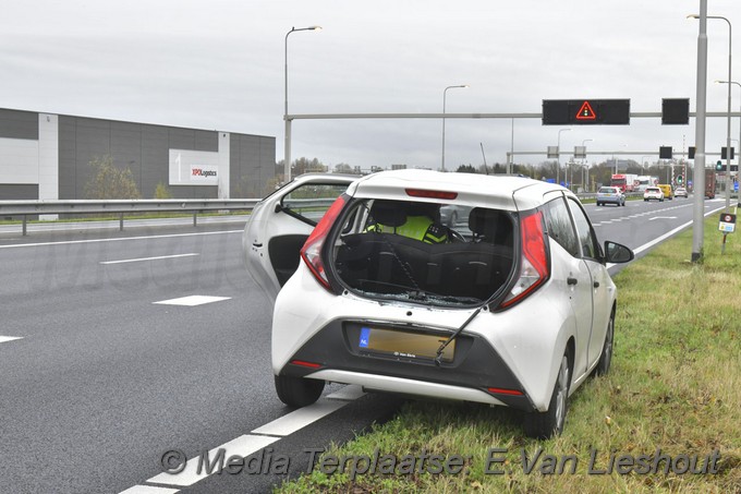 Mediaterplaatse vrachtwagen klapt op auto schiphol rijk 26112020 Image00001