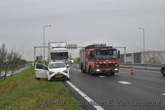 Mediaterplaatse vrachtwagen klapt op auto schiphol rijk 26112020 Image00003